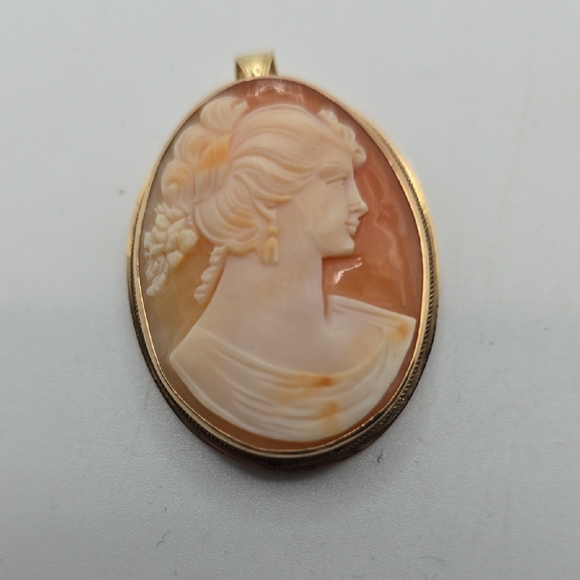 Vintage Cameo Pendant in 14k Gold and Cream